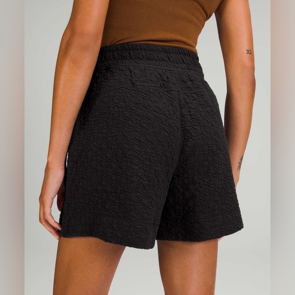 Lululemon Rippled Super-High-Rise Short 5" in Black ~ size 4 - Picture 3 of 8